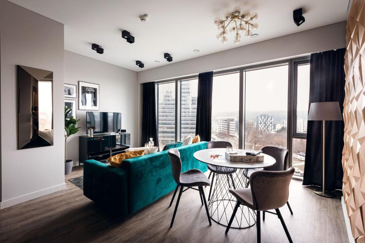 Brand New Bond Center Apartment *