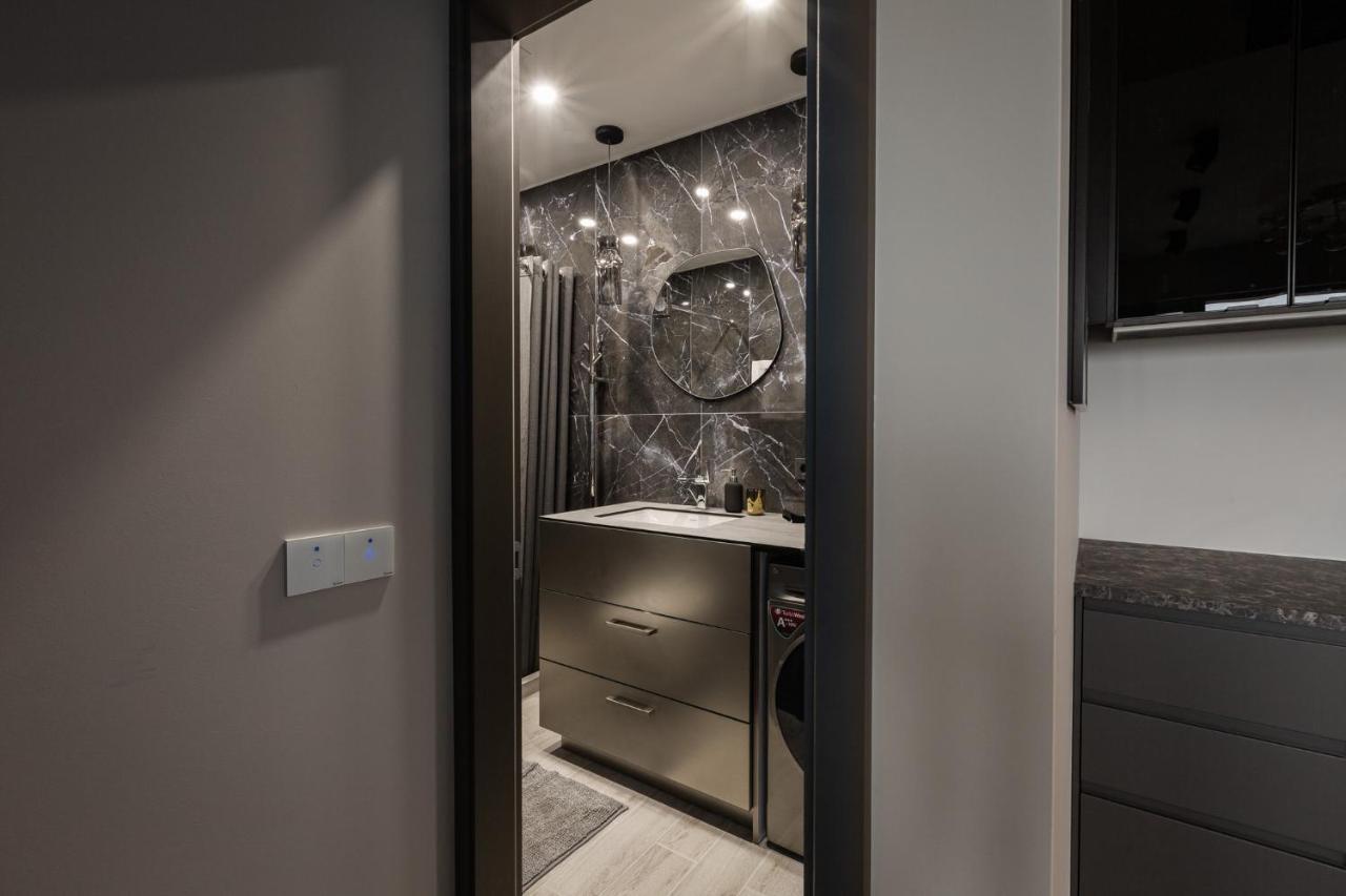 Brand New Bond Center Apartment *